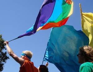 Wer die Regenbogenfahne, Symbol der Schwulen- und Lesbenbewegung in St. Petersburg öffentlich zur Schau trägt, macht sich künftig strafbar. (Foto: Lili Vieira de Carvalho/Flickr)