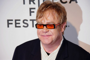 Elton John kann die Situation für Homosexuelle in Russland nicht hinnehmen. (Foto: Flickr Elton John 2011 Shankbone 3 by david_shankbone CC BY 2.0)