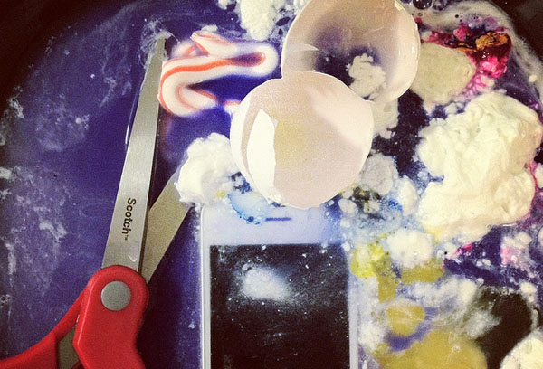 Das US-Heimatschutzministerium warnt, dass Terroristen Zahnpasta-Tuben als Versteck für Sprengstoffe nutzen könnten. (Foto: Flickr/ Egg, Water, Whip Cream, Paint, Toothpaste, Scissors, and iPhone by Slipp D. CC BY 2.0)